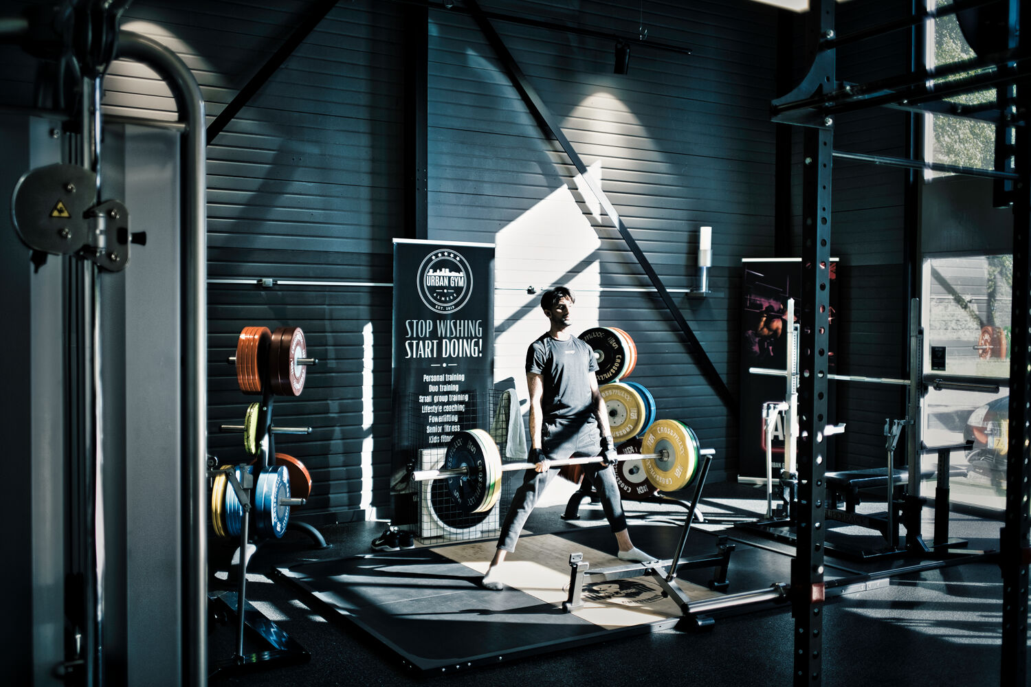 Urban gym almere Man doet sportoefening in sportschool