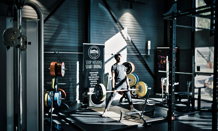 Man doet sportoefening in sportschool