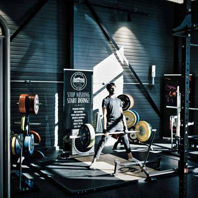 Man doet sportoefening in sportschool