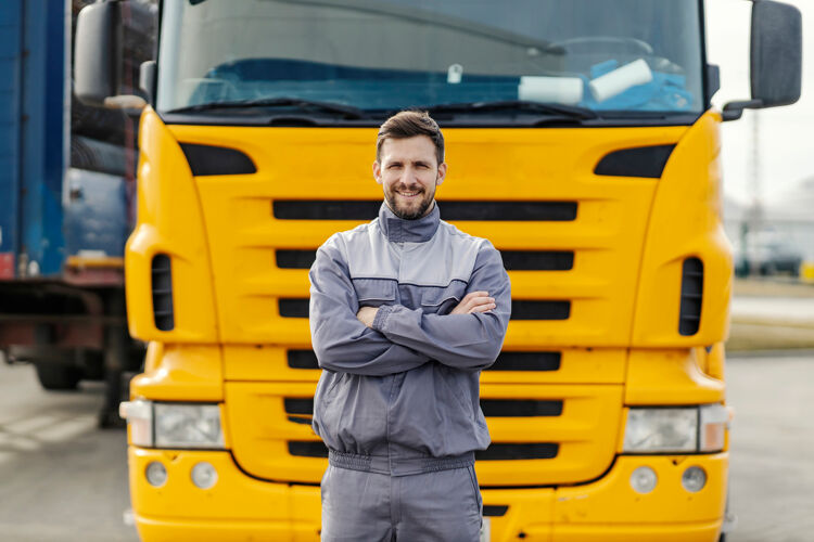 vrachtwagenchauffeur-voor-vrachtwagen-handen-over-elkaar