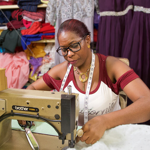 Naaister in atelier met naaimachine