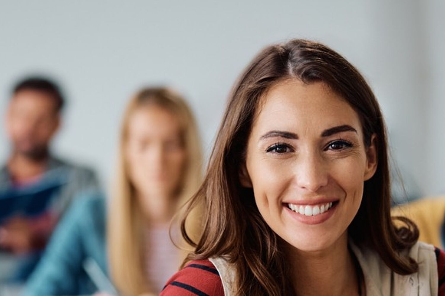vrouw in de klas lacht naar camera header