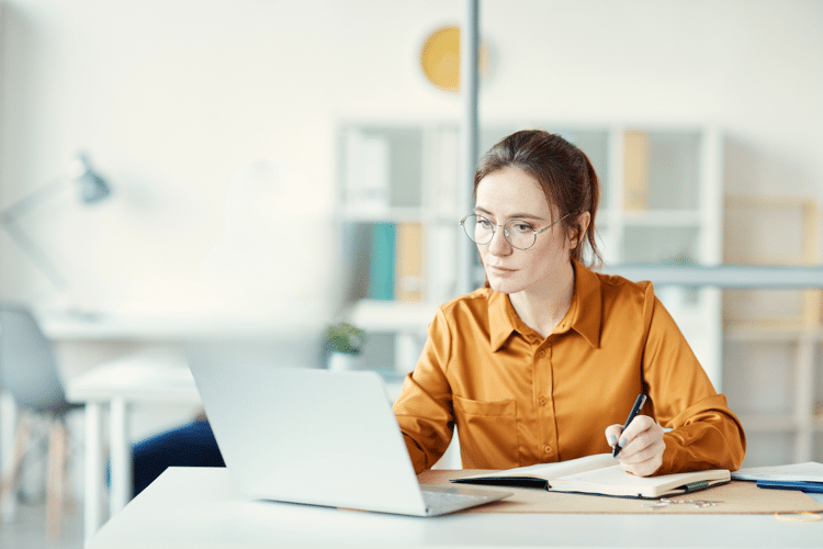 een vrouw volgt een zakelijke webinar van qredits over krediet.