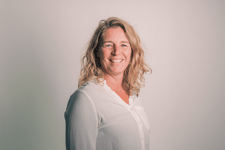 Bauke medewerker Qredits vrouw in wit shirt voor grijze achtergrond