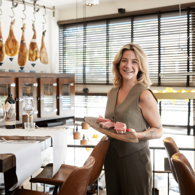 na een krediet heeft een vrouw een restaurant geopend