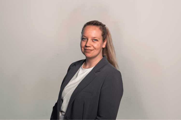 qredits-medewerker-in-grijze-blazer