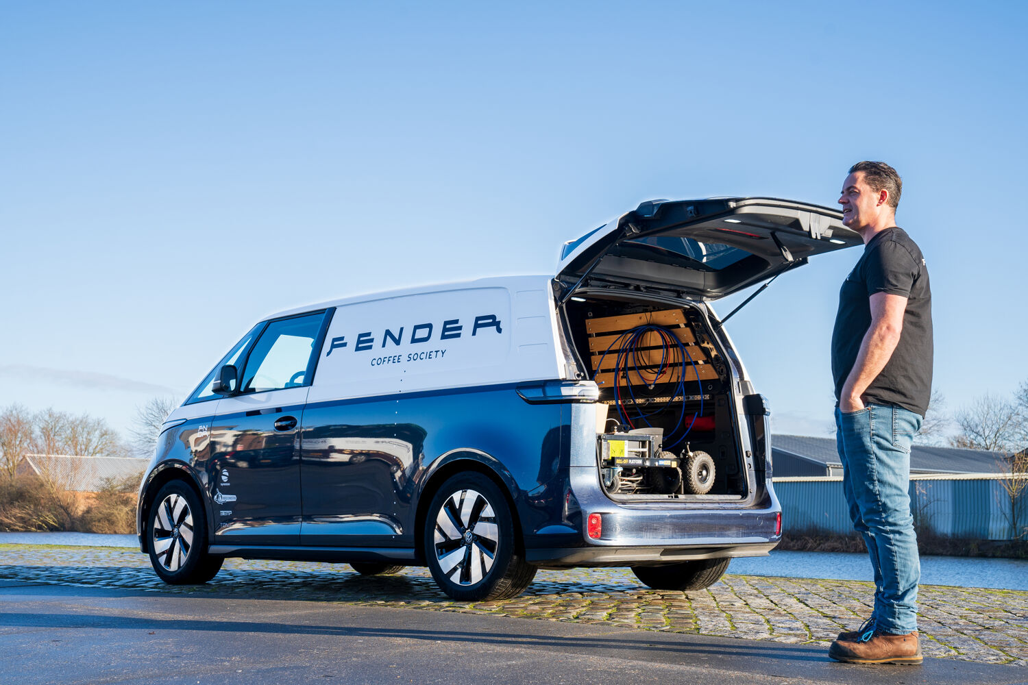 Fender-coffee-man-naast-elektrische-bus