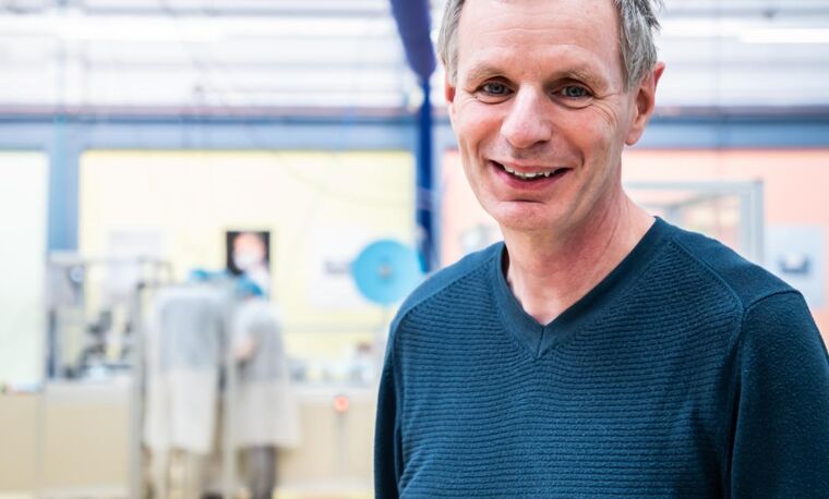 Man lacht naar camera