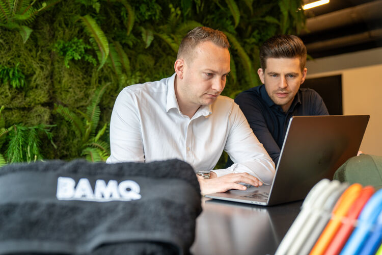 Twee mannen kijken serieus naar een laptop