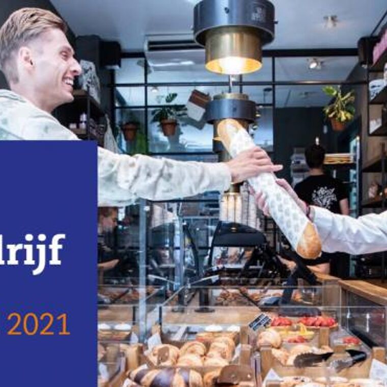 Man overhandigt een stokbrood.