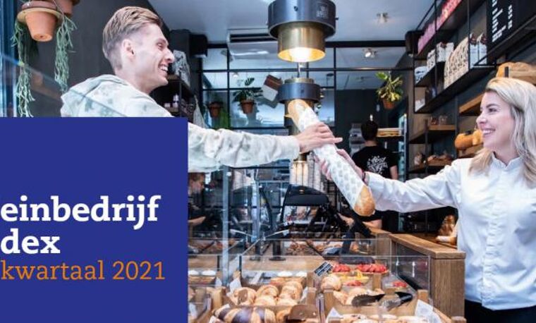 Man overhandigt een stokbrood.