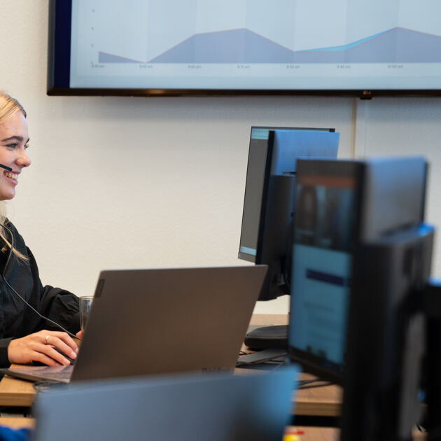 vrouwen-met-koptelefoons-werken-met-computer