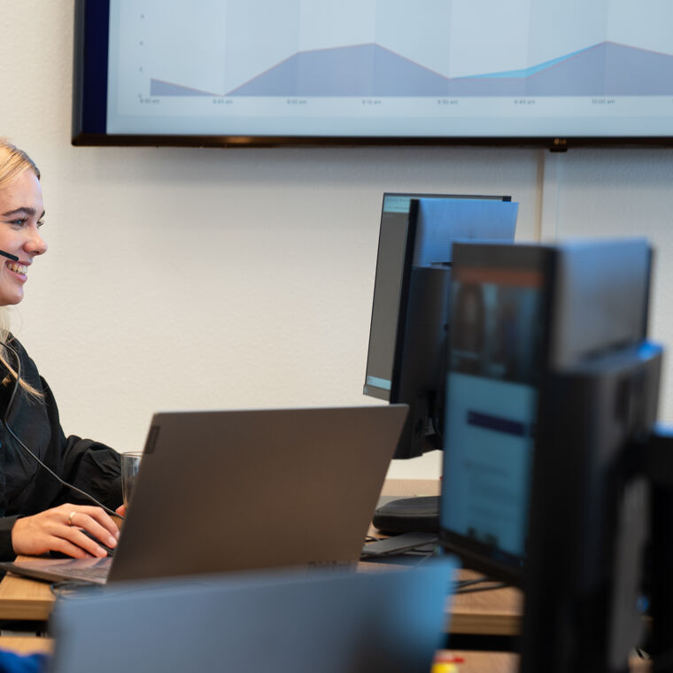 vrouwen-met-koptelefoons-werken-met-computer