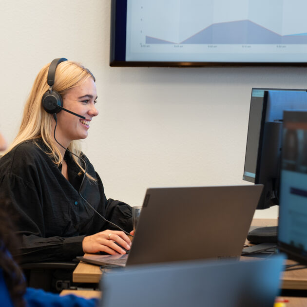 vrouwen-met-koptelefoons-werken-met-computer