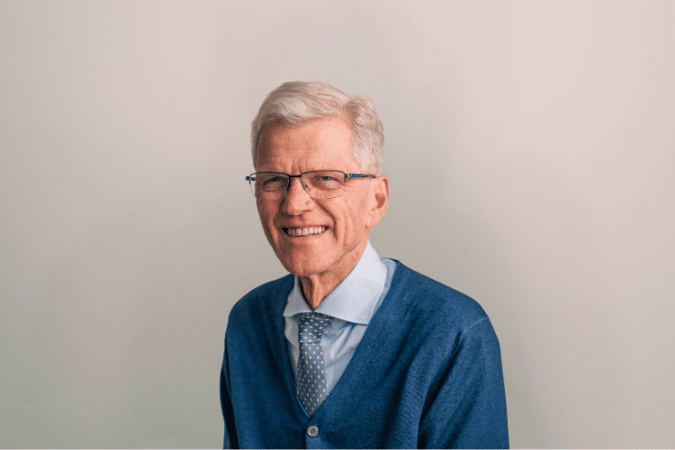 Leen medewerker Qredits man in blauw shirt voor grijze achtergrond