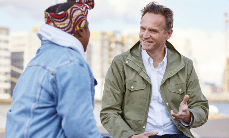 qredits coach praat met een vrouw over haar onderneming