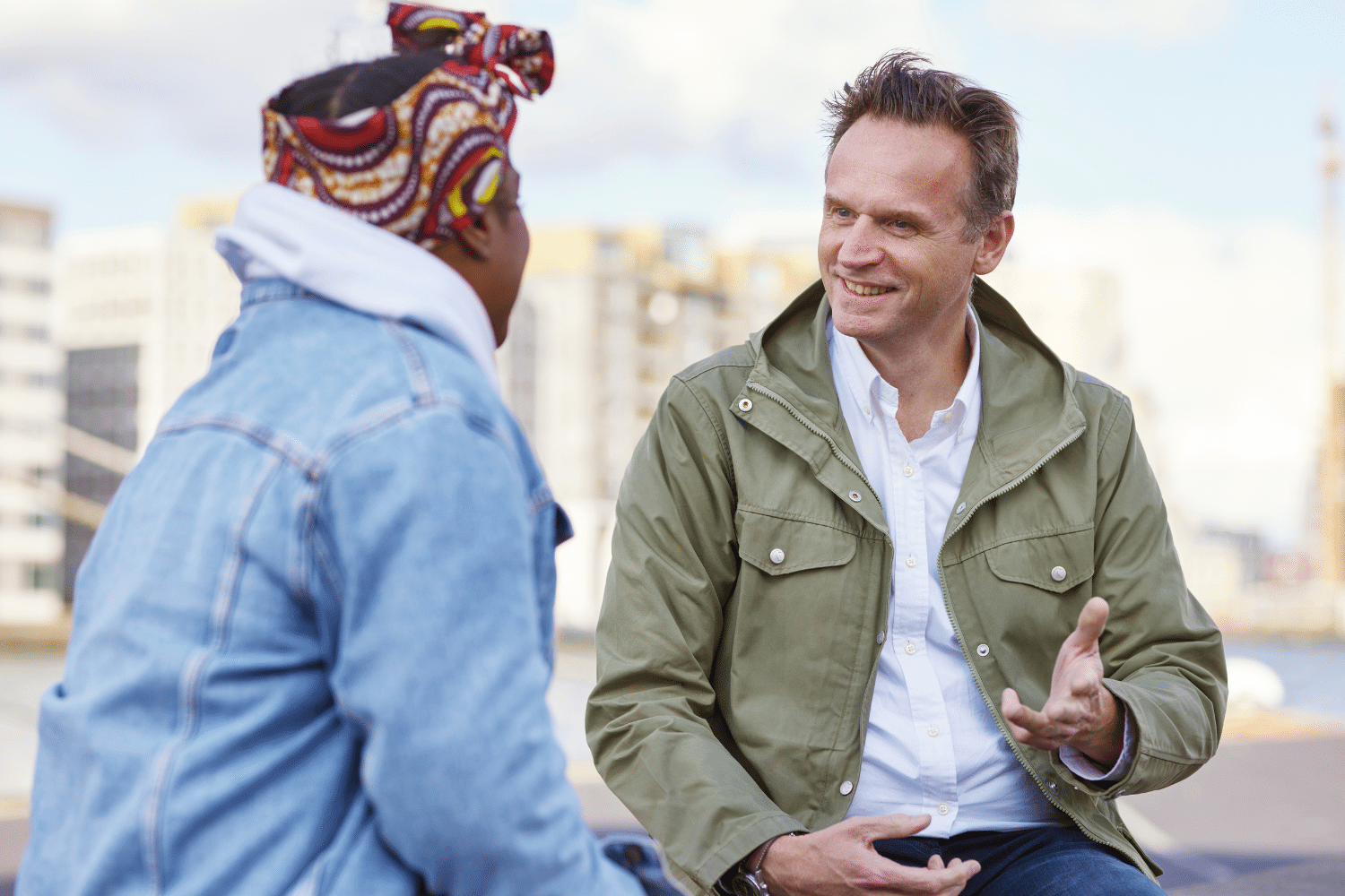 qredits coach praat met een vrouw over haar onderneming