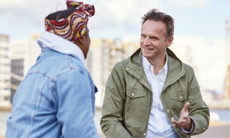 qredits coach praat met een vrouw over haar onderneming