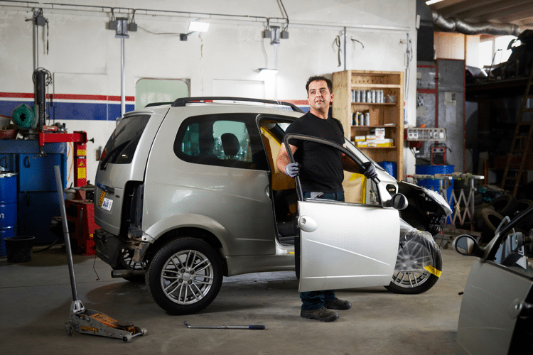 man-in-garage-kijkt-naar-links-met-auto-droom