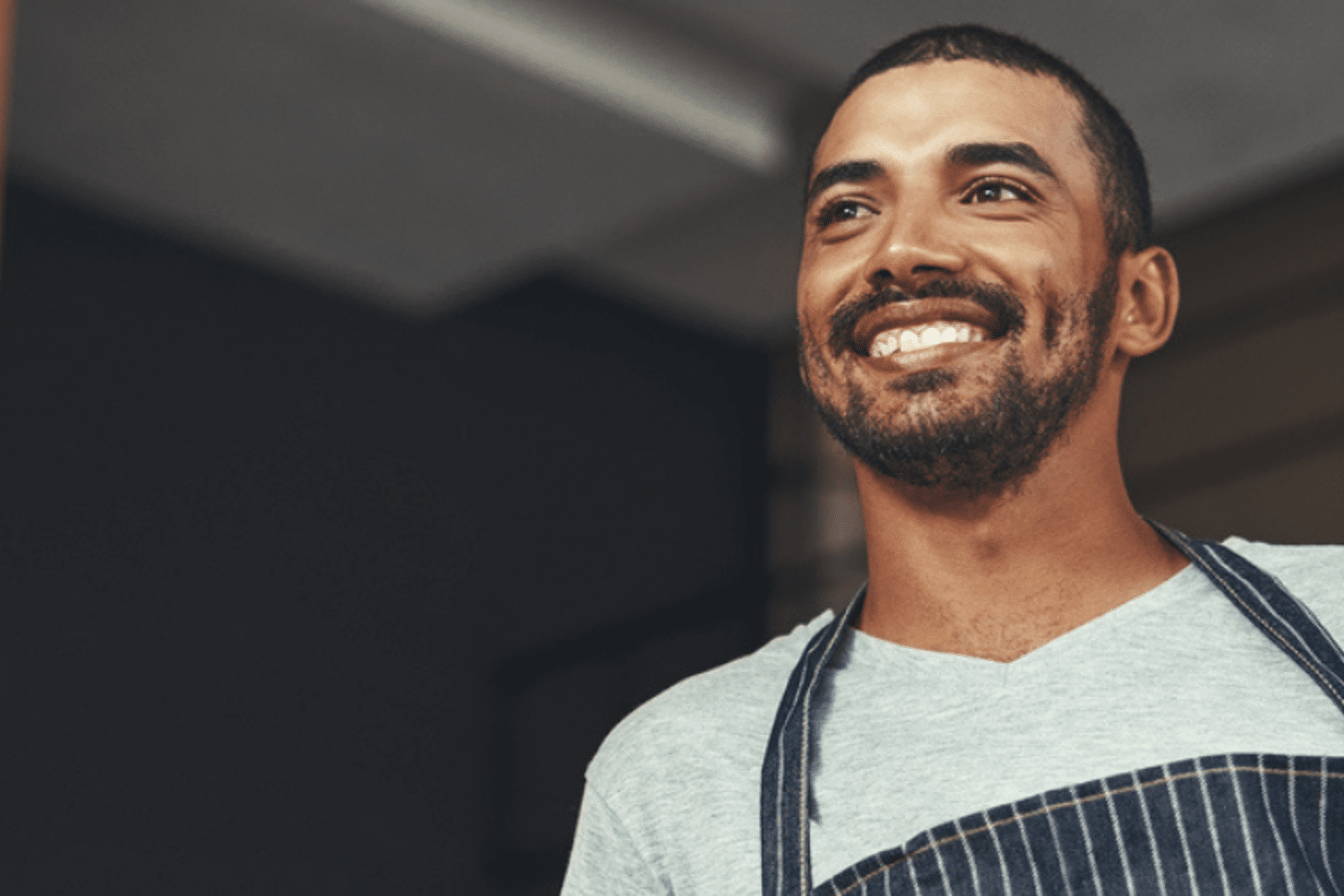man-in-koffie-zaak-met-tablet-lacht-header (2) Header van een man in een koffiezaak die lacht