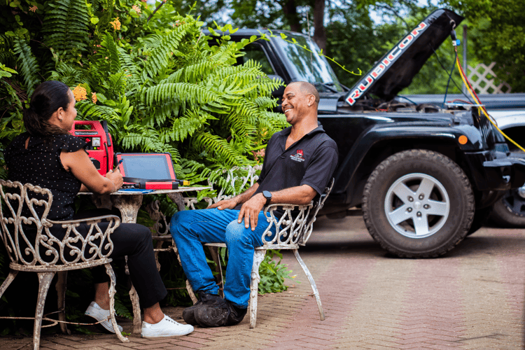 man-takelwagen-gesprek-curacao