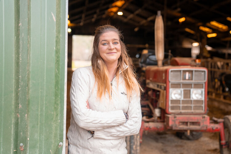Michelle-bloemendal-zorgboerderij-holterbroek-lacht-naar-camera