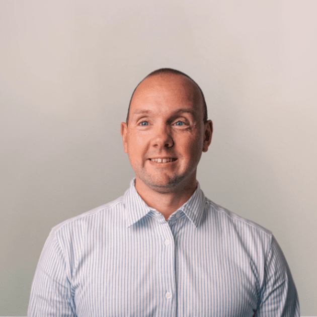 medewerker Qredits Nathanael Engberts man  in gestreept shirt voor grijze achtergrond