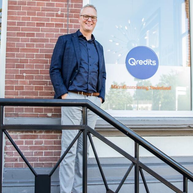 Roy Spit staat op een trap voor het pand van Qredits