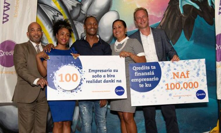 Minister President Eugene Rhuggenaath en Minister van Economische Ontwikkeling, Kenneth Gijsbertha samen met ondernemer  Arron Balentina waar Qredits Curaçao haar 100ste krediet aan heeft gefinancierd.