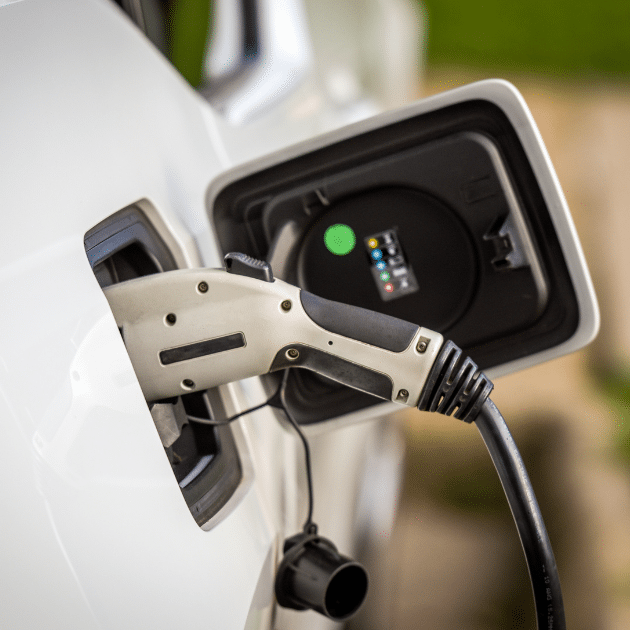 een witte elektrische auto opladen