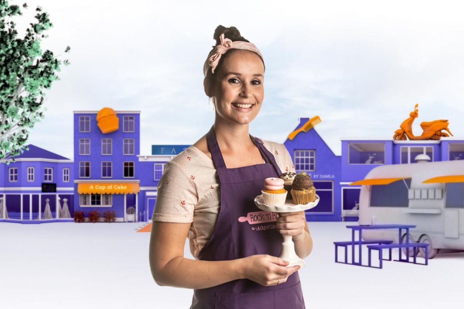 Sarah staat met cupcakes in haar hand voor een Qredits achtergrond