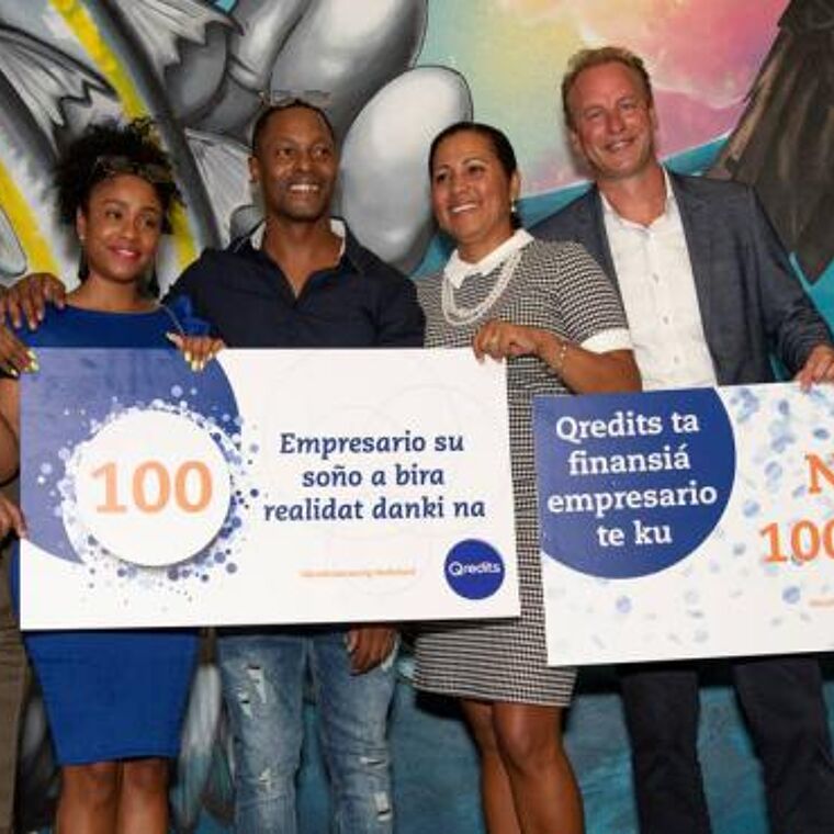 Minister President Eugene Rhuggenaath en Minister van Economische Ontwikkeling, Kenneth Gijsbertha samen met ondernemer  Arron Balentina waar Qredits Curaçao haar 100ste krediet aan heeft gefinancierd.