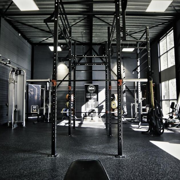grijze en zwarte sportschool binnenkant