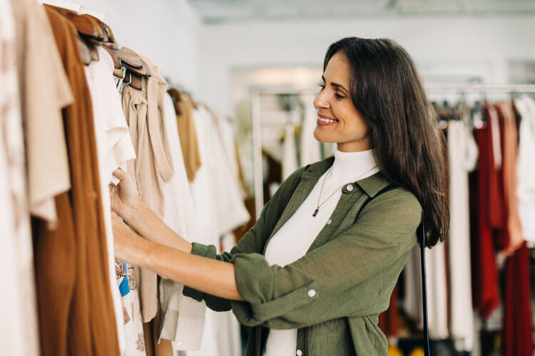 vrouw-lacht-en-kijkt-naar-kleding
