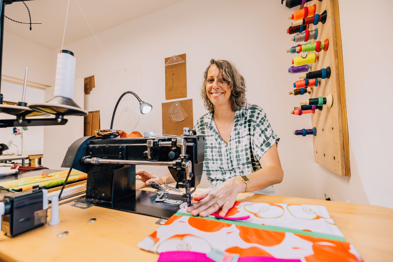 vrouw-werkt-in-atelier