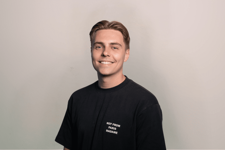 qredits-medewerker-in-zwart-shirt