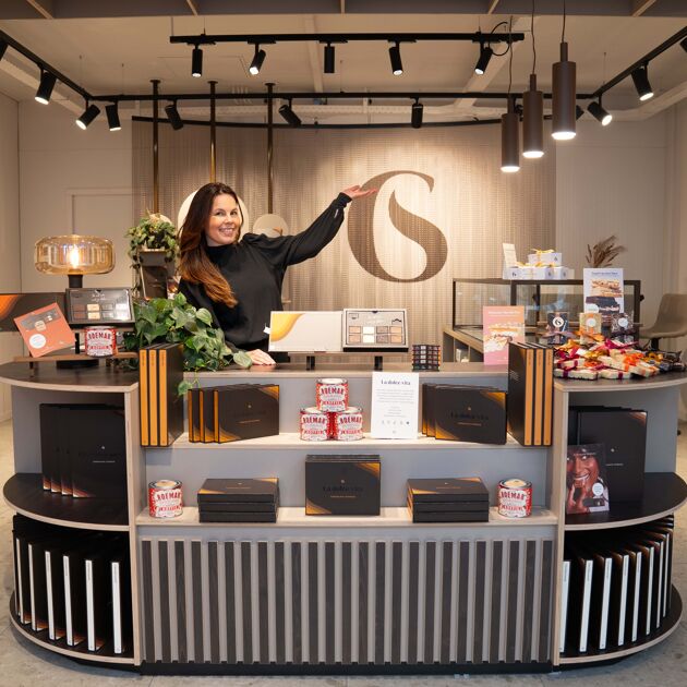 Eigenaar trots in chocoladewinkel Chocolate Stories