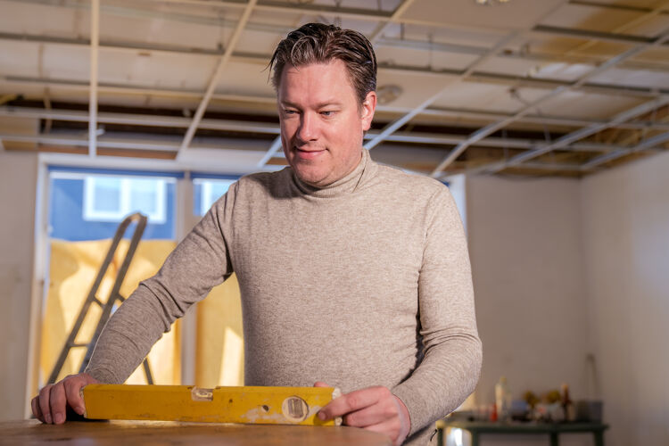 Duurzaamheidslening man met waterpas