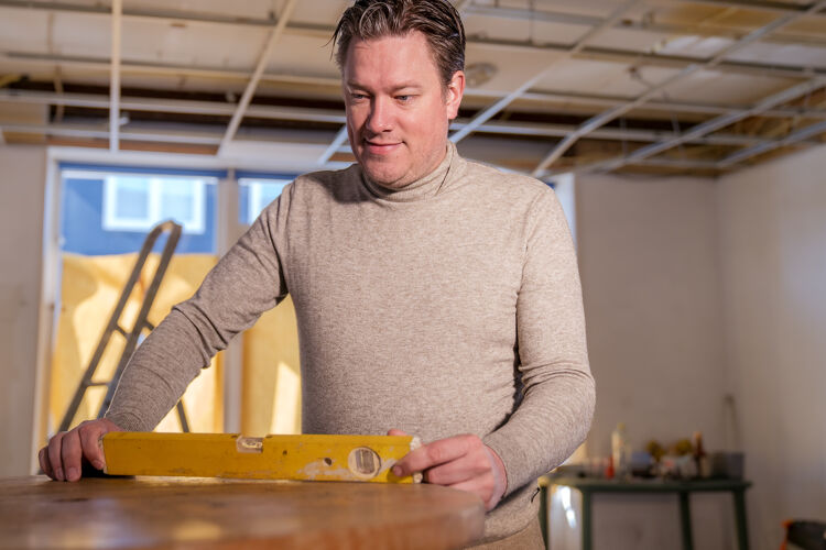 Duurzaamheidslening man met waterpas