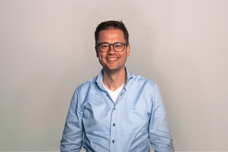 qredits-medewerker-in-blauw-shirt