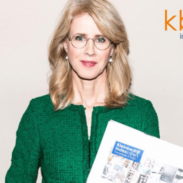 Mona Keijzer in groen jasje met bril op