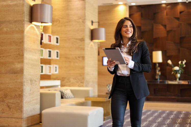 lachende-vrouw-loopt-met-tablet