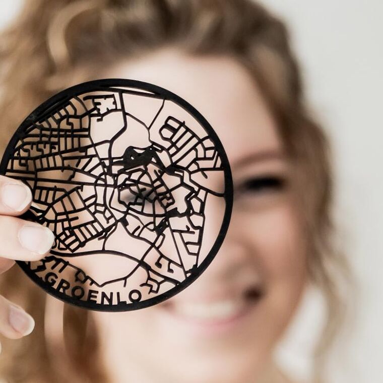 Vrouw toont laser ontwerp