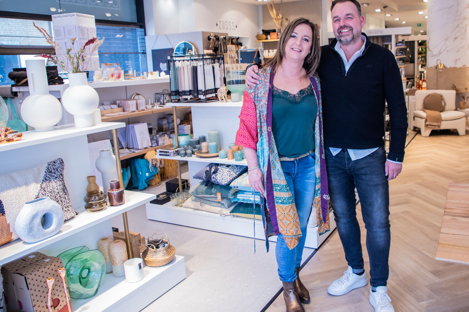 Man en vrouw staan voor schappen in winkel
