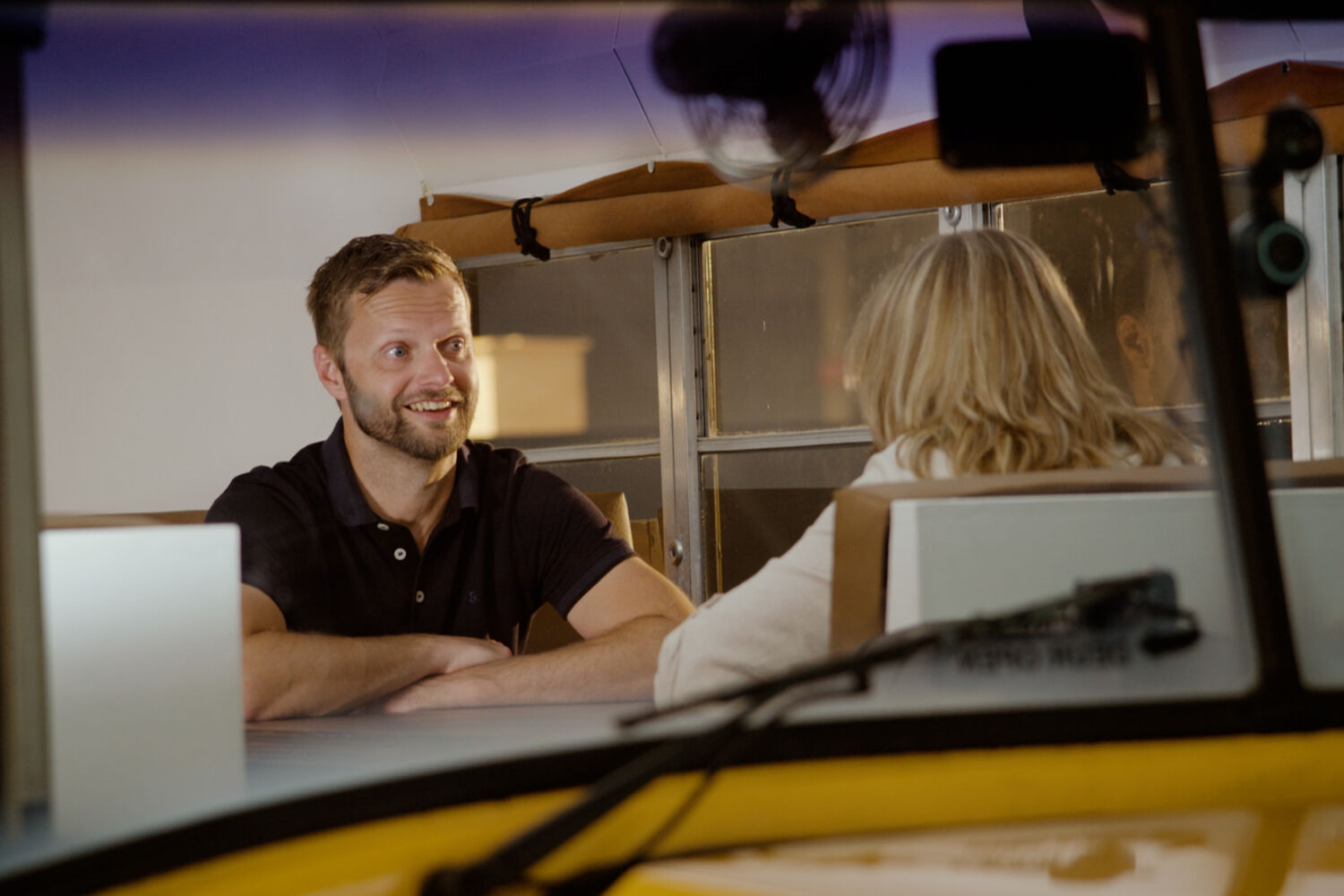 Man en vrouw praten Man en vrouw praten
