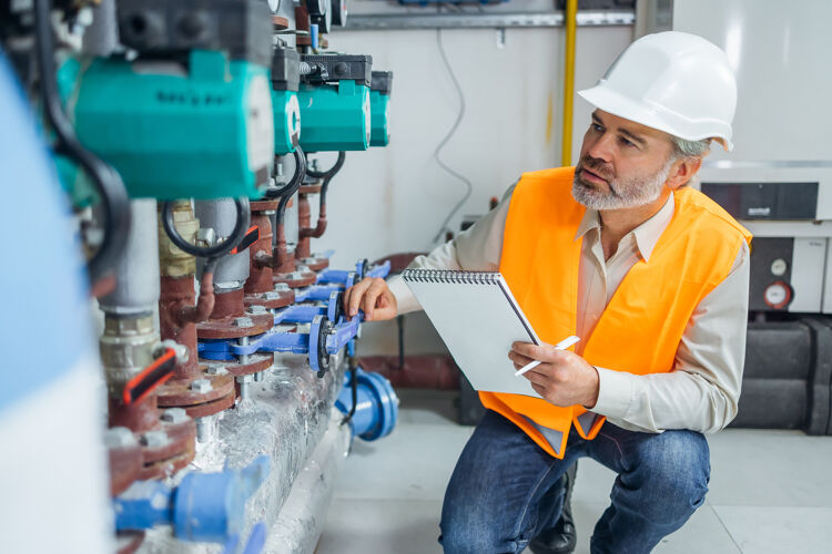 man-gebukt-voor-installatie