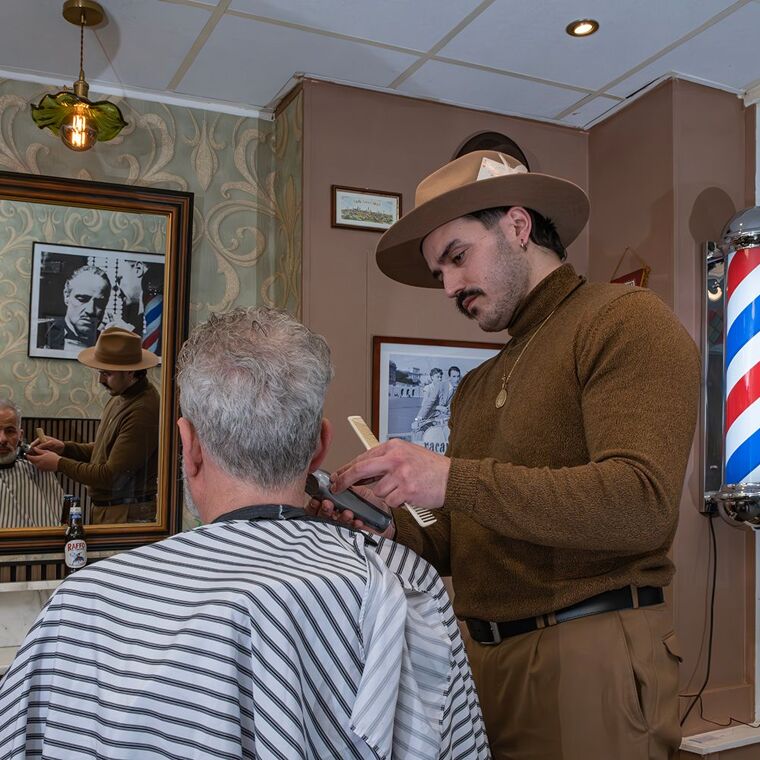 Ondernemersverhaal Stefano Juliano. Man knipt man.