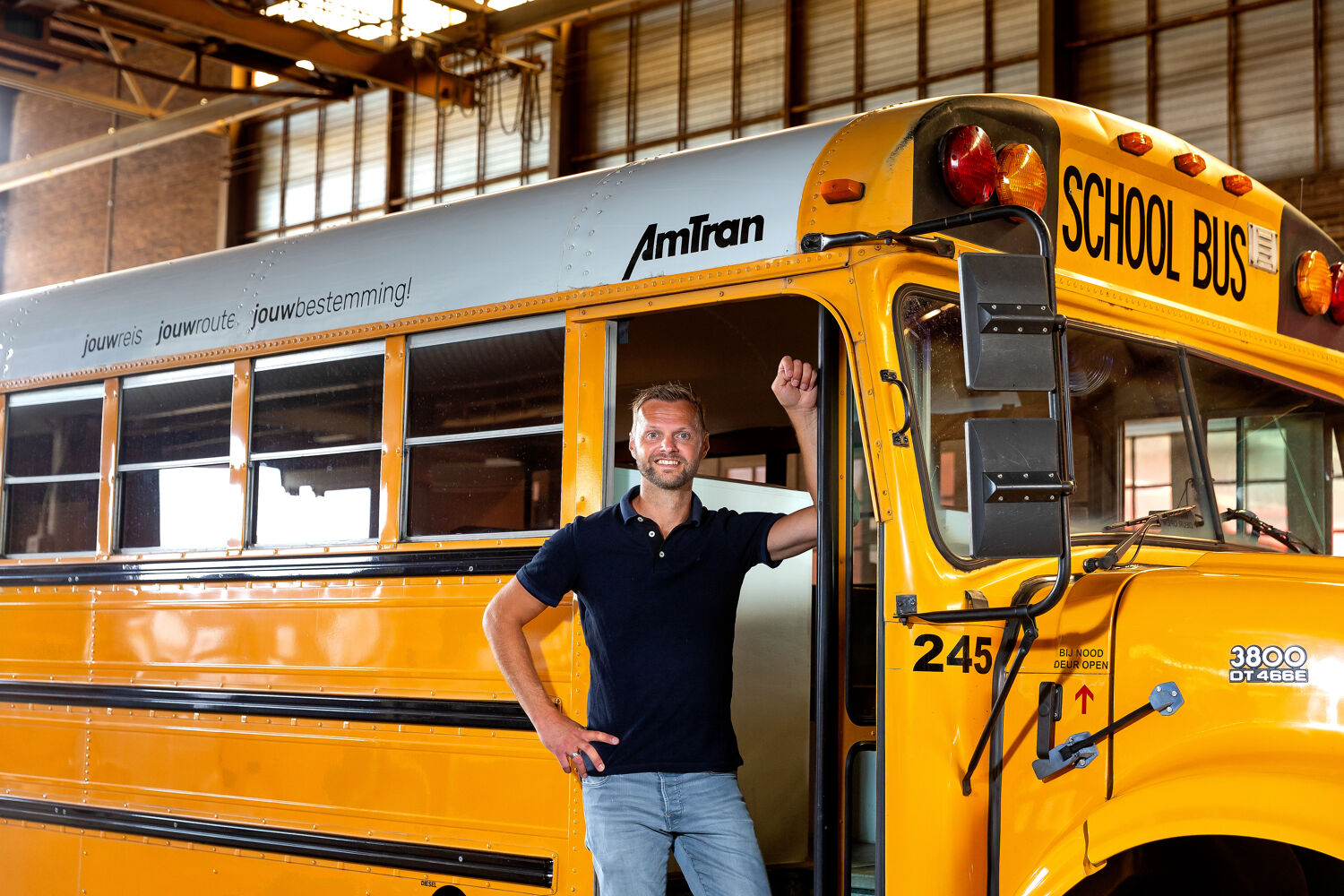 Man-staat-voor-een-gele-bus Man-staat-voor-een-gele-bus