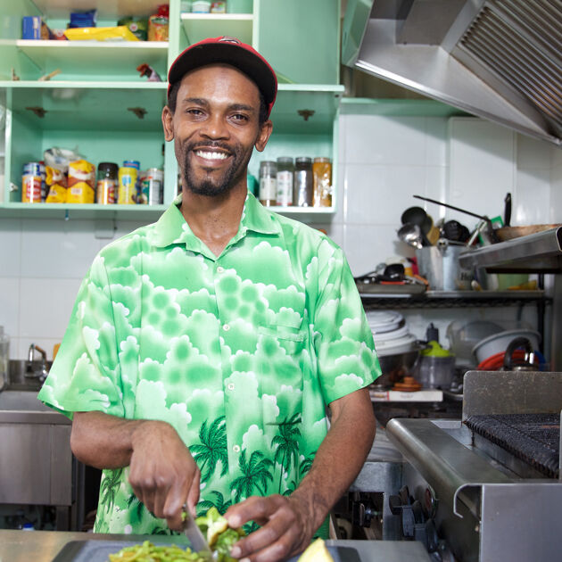 Ondernemer met groen shirt in keuken