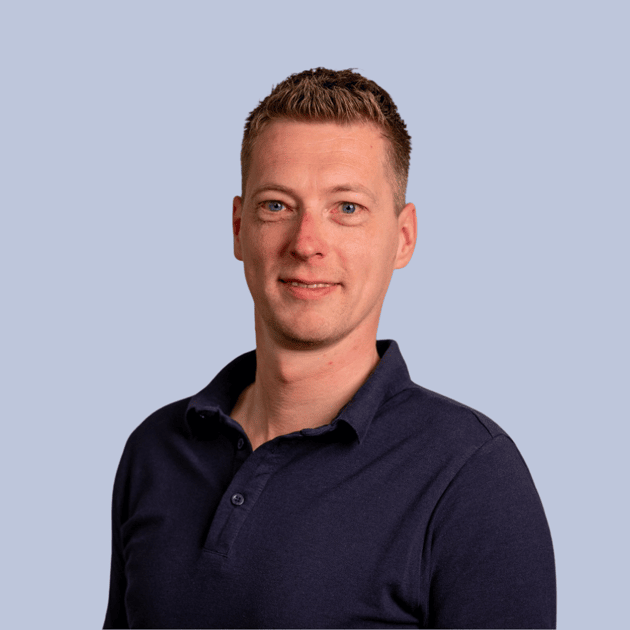 medewerker Qredits Martin Tesink man in licht shirt voor grijze achtergrond